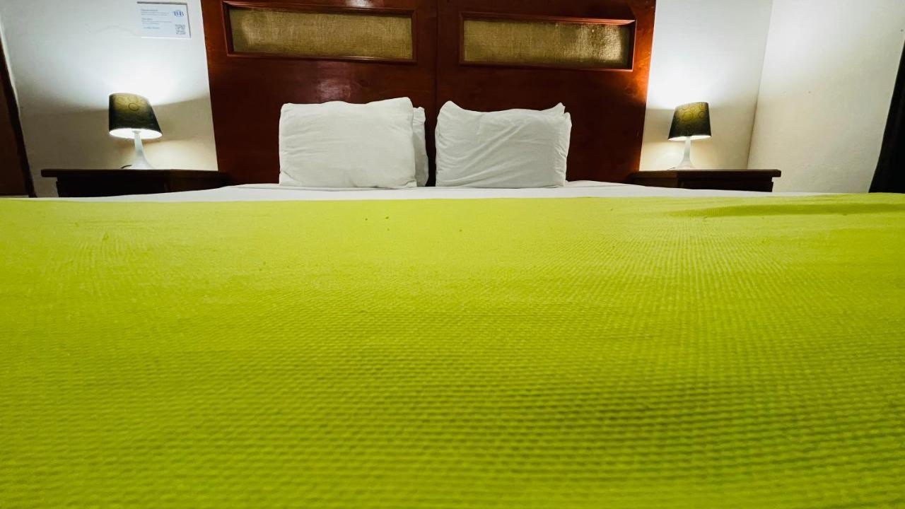 Hotel B&B - 5Th Avenue Playa del Carmen Exterior foto A bed with a green sheet
