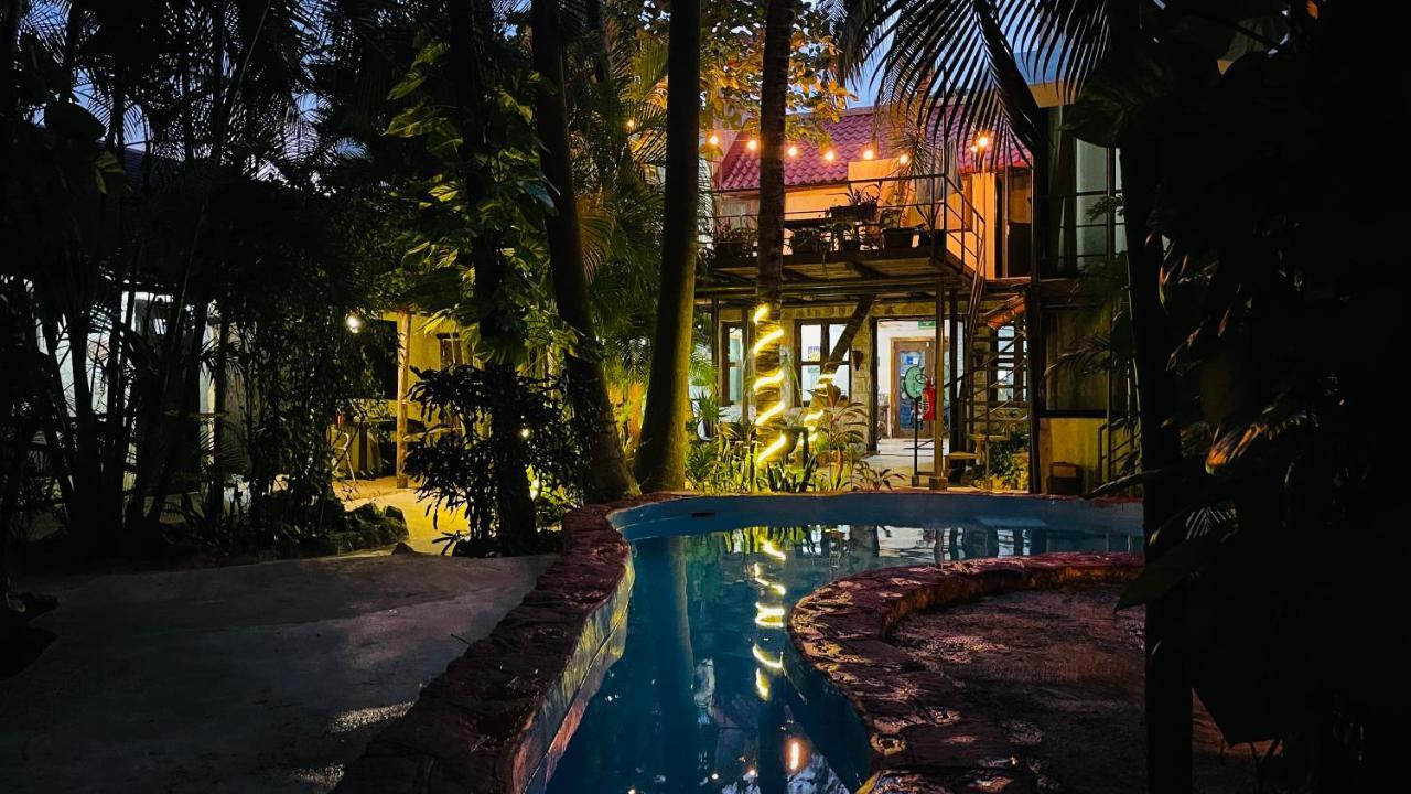 Hotel B&B - 5Th Avenue Playa del Carmen Exterior foto The resort at night