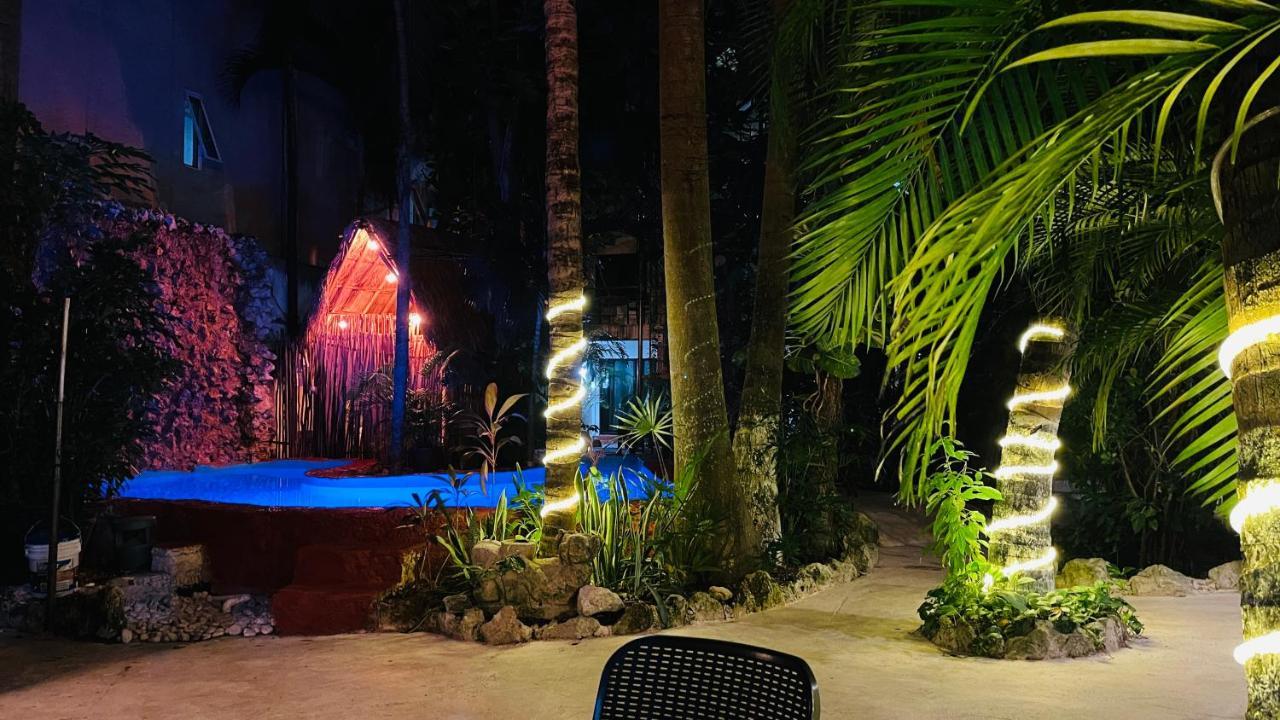 Hotel B&B - 5Th Avenue Playa del Carmen Exterior foto The resort at night