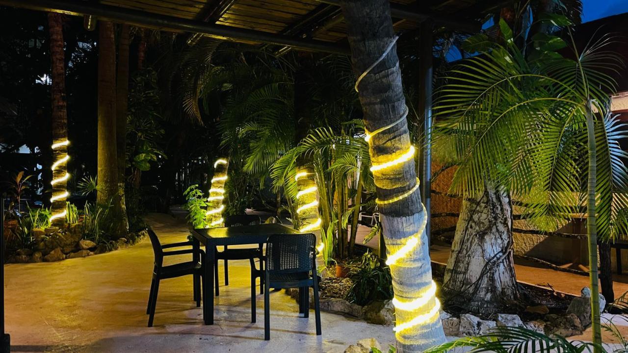 Hotel B&B - 5Th Avenue Playa del Carmen Exterior foto Solar rope lights