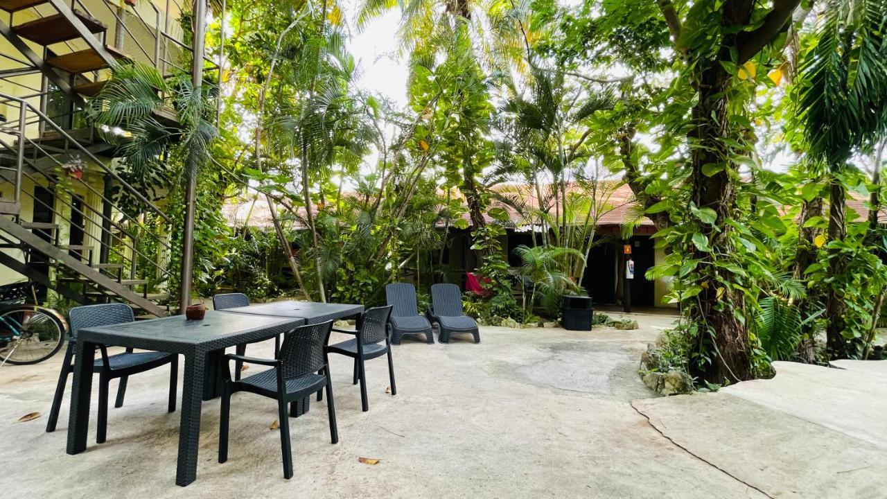 Hotel B&B - 5Th Avenue Playa del Carmen Exterior foto The courtyard of the hotel
