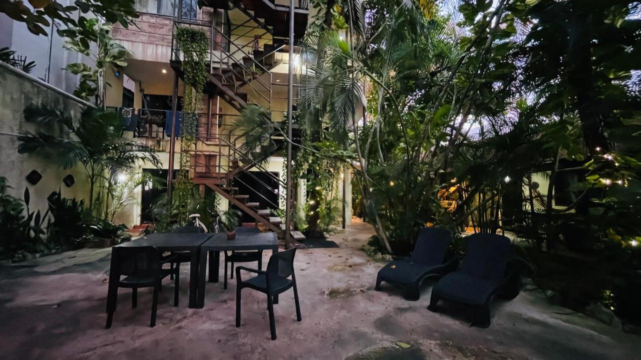 Hotel B&B - 5Th Avenue Playa del Carmen Exterior foto The interior courtyard of the hotel